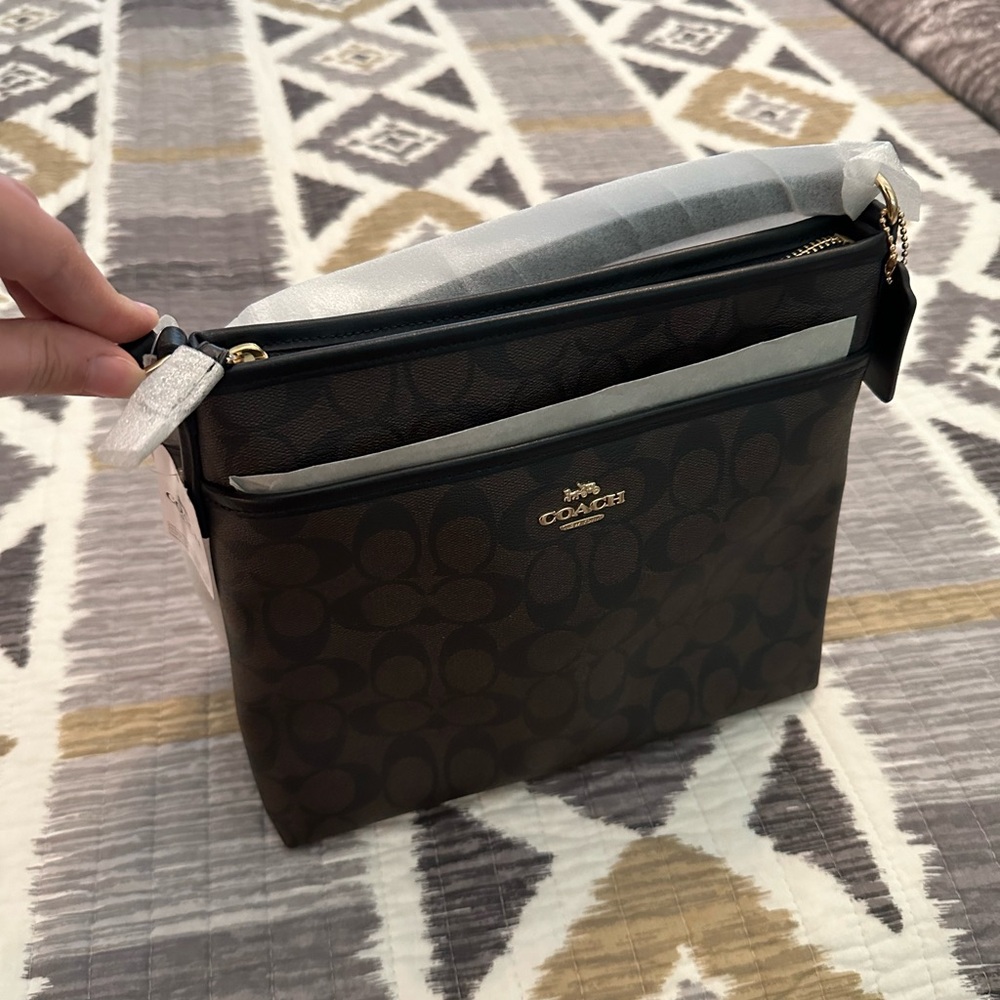 NEW Coach F29210 Signature Shoulder Bag PVC
Women's COACH PURSE